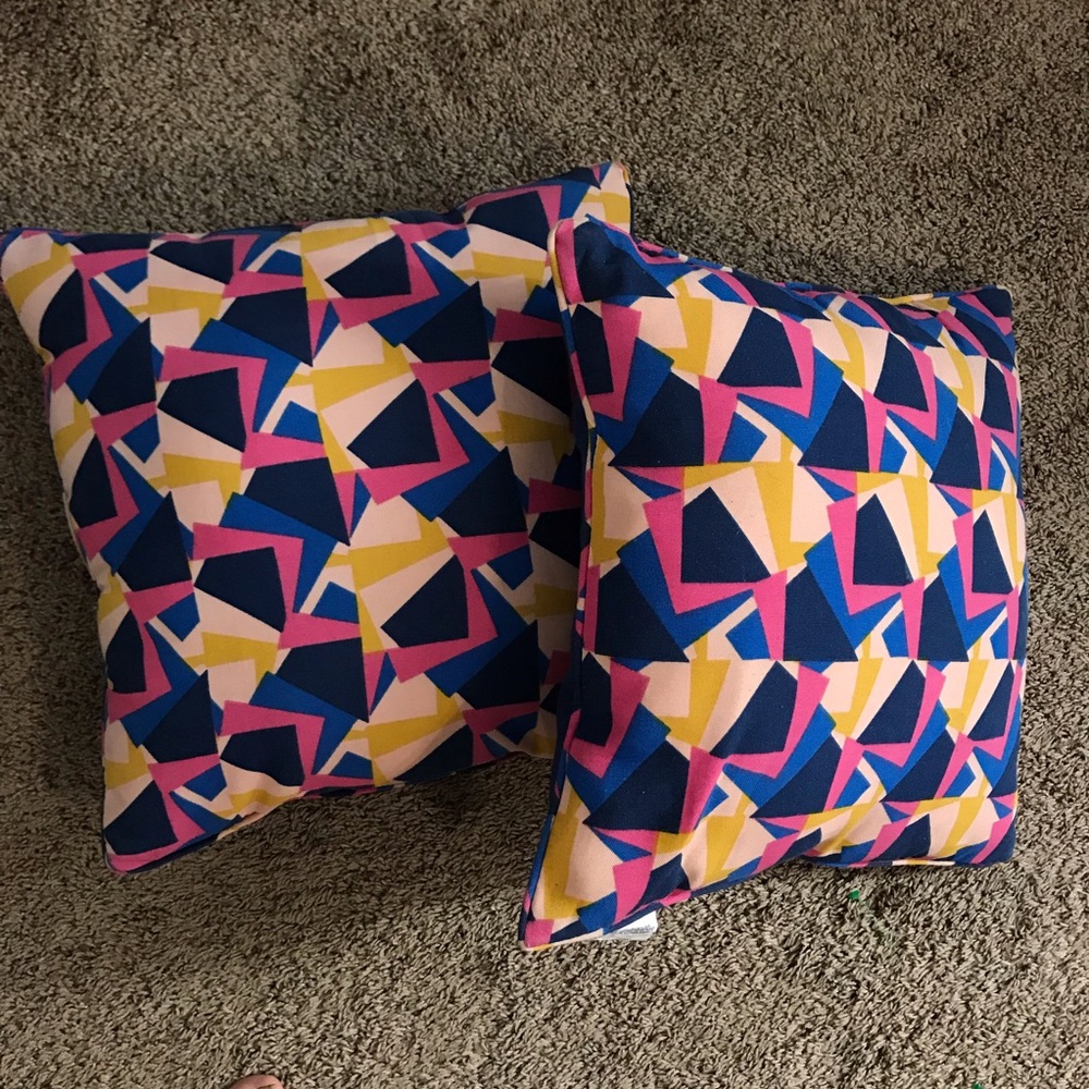 Set of 2 throw pillows by Tracee Ellis Ross - Picture 2 of 5